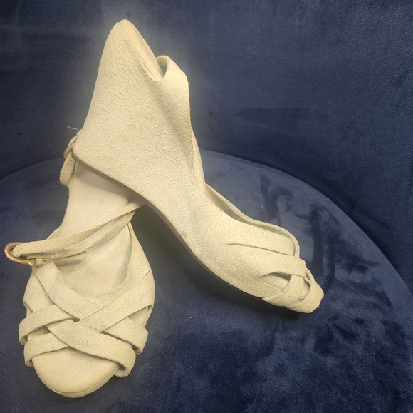 UGG Mint suede Wedges. - Picture 6 of 6